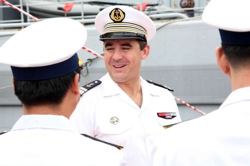 Trung tá Bomont bắt tay các sĩ quan hải quân Việt Nam